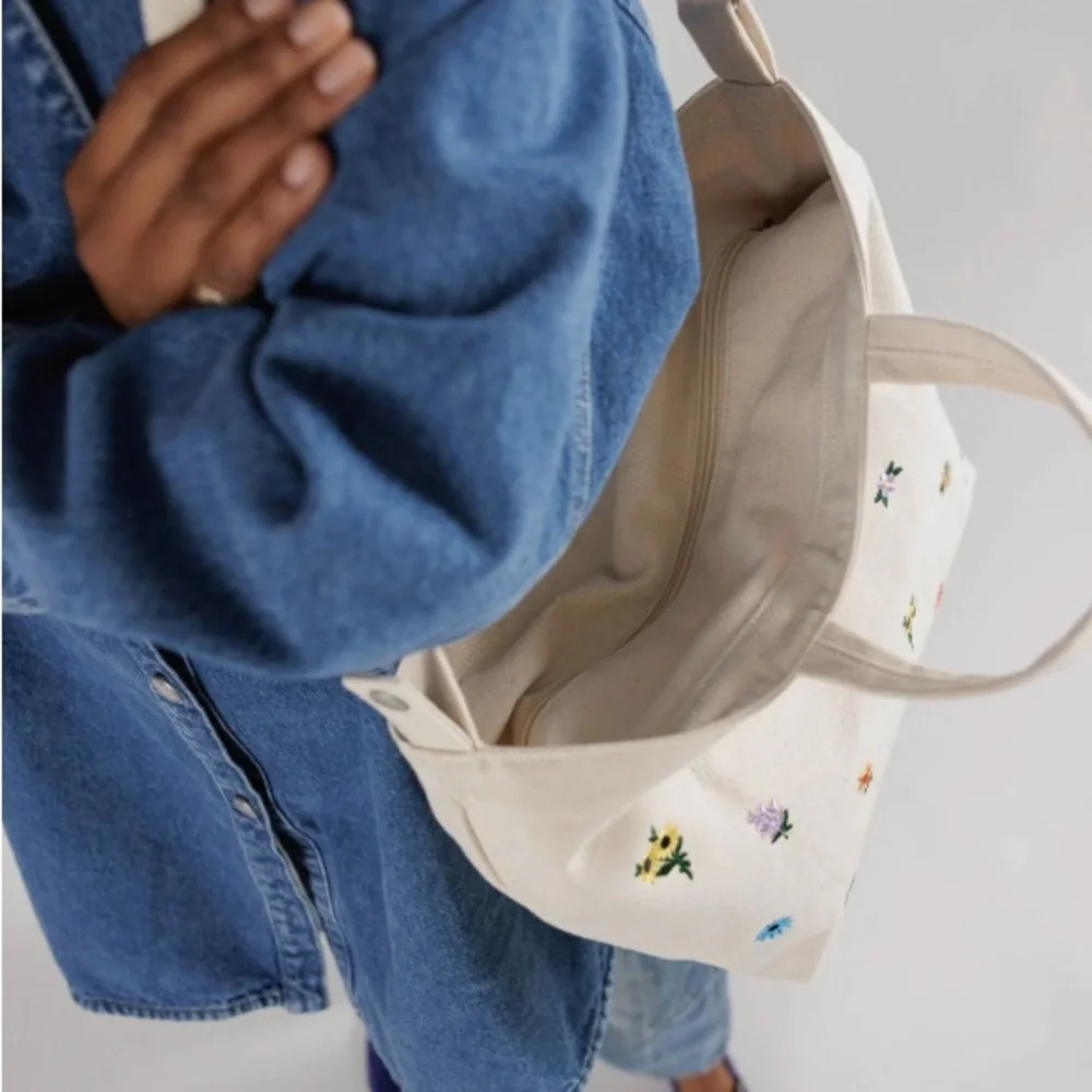 BAGGU: Horizontal Zip Duck Bag - Floral - Picture 6 of 7